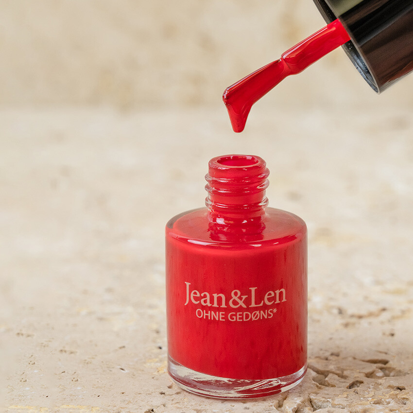 nagellack-tropical-red-wird-geoeffnet.jpg