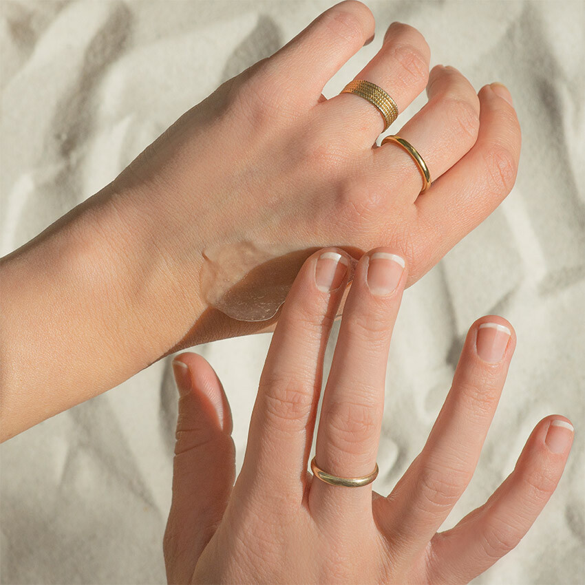 aloe-vera-gel-auf-hand-sand.jpg